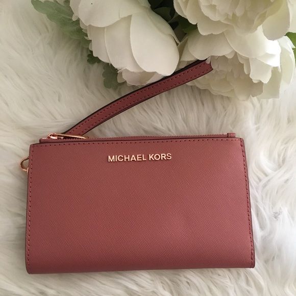 Michael Kors Handbags - Last one✨Michael Kors jet set wallet Wristlet
